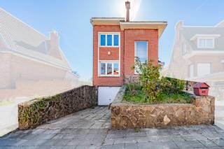 Contact et visites : Mattia Di Pisa 0484 64 96 68 mattia.dipisa@weinvest.be Villa de 155 m2 à rafraîchir avec un grand garage, jardin et véranda...