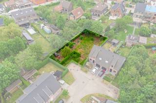 De Ivonna Nevejanstaat vindt u terug op wandelafstand van het centrum van Oostakker. De straat is rustig gelegen en doodlopend. Het perceel van 609...