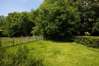 <p>Open bebouwing met garage, kelder en gezellige tuin nabij het centrum van Zottegem.</p><p>Via de oprit bereikt u de woning, die eveneens beschikt over een garage en een praktische kelder, ideaal voor extra stockage. Binnen wordt u verwelkomd in de lichtrijke en ruime leefruimte, die naadloos aansluit op de keuken. Aansluitend bevindt zich een ruime berging, die ook perfect kan worden ingericht als bureau of hobbyruimte.<br />Het gelijkvloers beschikt bovendien over een slaapkamer en een badkamer.<br />De gezellige veranda biedt een mooi zicht op de verzorgde tuin.</p><p>Op de eerste verdieping bevinden zich nog twee slaapkamers en een praktische zolderberging.</p><p>Dankzij de gunstige ligging nabij het centrum van Zottegem, met winkels, scholen, openbaar vervoer en belangrijke invalswegen binnen handbereik, biedt deze woning een uitstekende bereikbaarheid.</p><p>Bent u benieuwd naar deze woning? Contacteer ons vandaag nog en plan uw bezoek in!</p>