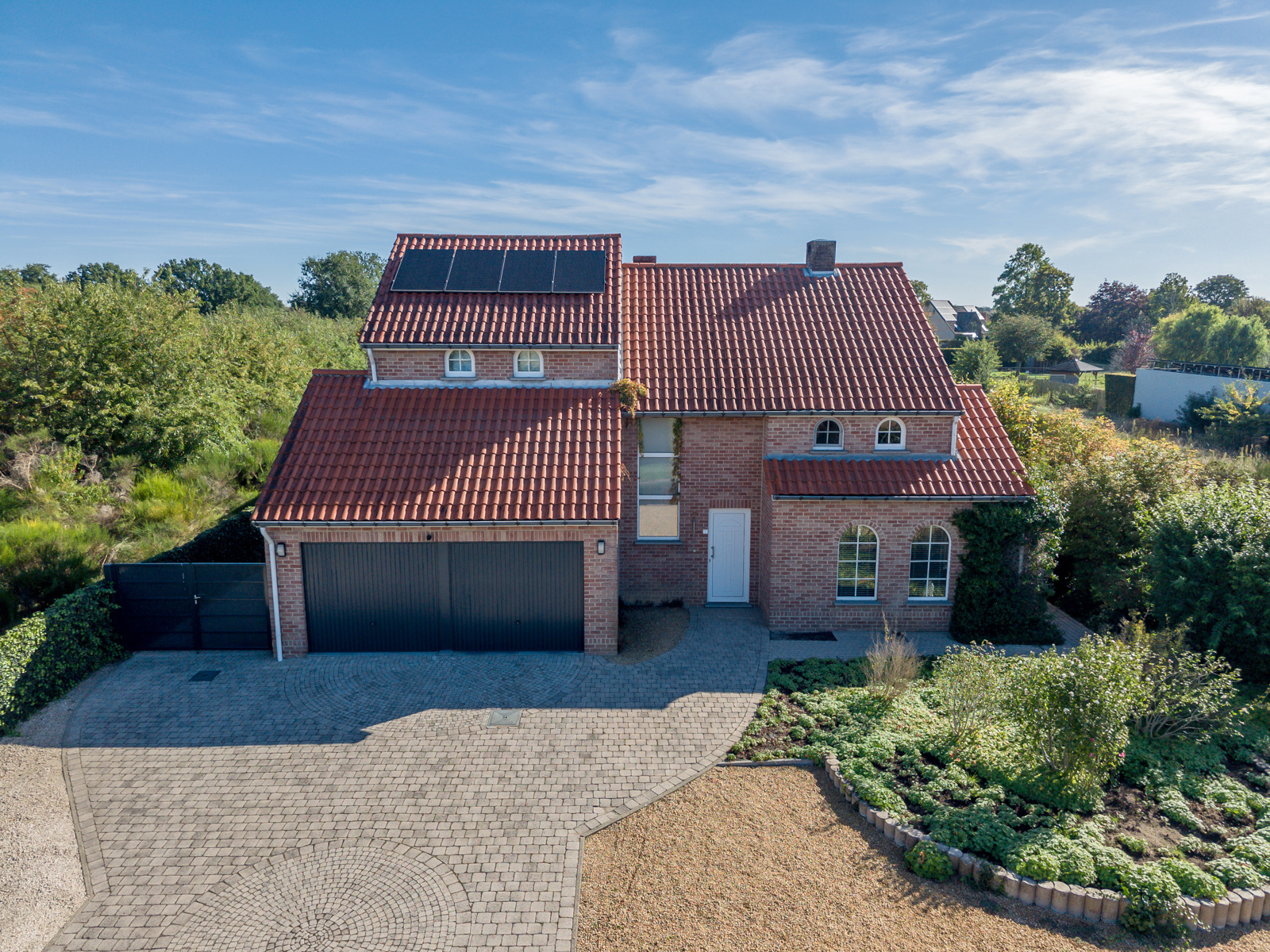 Instapklare woning op prachtig perceel van bijna 27 are! - foto 1