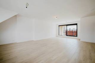 <strong>LIGGING</strong><br />Gelegen in de Kortrijkstraat geniet dit volledig <strong>vernieuwde appartement</strong> van een uitstekende ligging tussen het bruisende <strong>centrum van Deinze</strong> en vlotte verbindingswegen richting Gent en Kortrijk. Op wandel- en fietsafstand vindt u tal van winkels, supermarkten, scholen, horeca en recreatiemogelijkheden. Ook het <strong>station van Deinze</strong> bevindt zich vlakbij, ideaal voor pendelaars. De groene omgeving en de nabijheid van de Leie zorgen bovendien voor een aangename mix van rust en stadscomfort. Dankzij de centrale ligging combineert deze locatie moeiteloos wonen, werken en ontspannen. Een ideale uitvalsbasis voor wie comfortabel en bereikbaar wil wonen in het hart van <span><span>Deinze</span></span>.<br /><br /><strong>INDELING<br /></strong><span>Ontdek dit prachtig <strong>gerenoveerde appartement</strong>, gelegen op de <strong>derde verdieping</strong> van een kleinschalige residentie. Dankzij de <strong>totaalrenovatie in 2026</strong> geniet u hier van een eigentijdse afwerking, een doordachte indeling en een hoog wooncomfort. Bij het binnenkomen wordt u verwelkomd in een ruime inkomhal met gastentoilet. De <strong>lichtrijke leefruimte</strong> vormt zonder twijfel het hart van het appartement. Grote raampartijen zorgen voor een aangename natuurlijke lichtinval en bieden directe toegang tot het <strong>terras</strong> aan de achterzijde. De <strong>volledig uitgeruste keuken</strong> beschikt over alle nodige toestellen en sluit perfect aan op de leefruimte. Verder omvat het appartement <strong>twee volwaardige slaapkamers</strong>, een stijlvolle badkamer met moderne inloopdouche en een praktische berging/wasplaats die extra comfort en opbergruimte biedt. Met zijn kwalitatieve renovatie, uitstekende lichtinval en functionele indeling vormt dit appartement de ideale thuisbasis voor wie op zoek is naar een combinatie van stijl, ruimte en hedendaags wooncomfort.<br /><br /><em>Stedenbouwkundige inlichtingen in aanvraag.</em><br /><br /><strong>Voor meer info of een bezoek:</strong><br /><em>Stéphanie Eeckhout – 0472 13 28 79</em><br /></span>