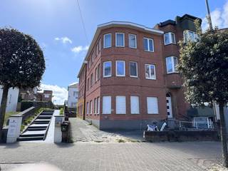 Appartement meublé, rénové en 2023, près de la plage et des transports en commun, à distance de marche du centre.<br /><br />Hall d'entrée avec placard encastrée, séjour avec cuisine ouverte équipée, 2 chambres à coucher, salle de bains avec douche à l'italienne, lavabo et toilette.<br /><br />Électricité conforme.<br />Petite résidence sans ascenseur = moins de frais communs.<br /><br />Isolation des sol, murs et toit - Vitrage à haut rendement - Volets électronique.<br />PEB: 325 kWh/m² - Label D