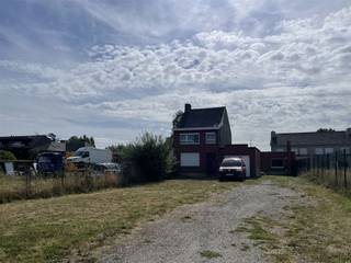 <p><span>KONINGIN ASTRIDLAAN 2, 2830 WILLEBROEK</span></p><p><span>Woning met garage en bijgebouw</span></p><p><span> </span></p><p><span>Deze woning is gelegen aan de rand van de A12 Antwerpen - Brussel (richting Antwerpen).</span></p><p><span>De centrale ligging heeft troeven voor de bereikbaarheid.</span></p><p><span> </span></p><p><span>Het perceel zelf heeft een grootte van 700 m² en ligt tussen de woning en de A12.</span></p><p><span> </span></p><p><span>De woning zelf is op het gelijkvloers ingedeeld: inkomhal, leefruimte, aparte keuken, badkamer, trappenhal, een ruime garage en een bijgebouw (+/- 20 m²). </span></p><p><span>Op de eerste verdieping zijn er twee slaapkamers.</span></p><p><span> </span></p><p><span>Voor meer info of een bezoek kan u terecht op 03 888 44 01 of via <span>info@immodillen.be</span></span></p><p><span> </span></p>