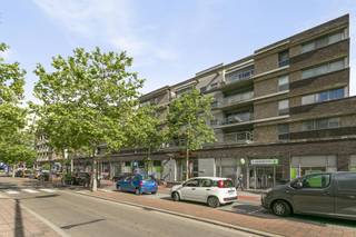 <p>Dit stijlvol appartement is terug te vinden in het hartje van Genk.<br />Met uitzicht op het stadsplein en de prachtige bibliotheek van de stad maakt van dit appartment één van de paradepaardjes van de blok.<br />Dankzij de grote glaspartijen in iedere ruimte kan je genieten van veel natuurlijk lichtinval. Bovendien benadrukt dit ook de grootte van de verschillende ruimtes.<br /><br />De indeling is als volgt:<br />Bij het binnenkomen in de woning kom je in de hal terecht. Hier is er gebruik gemaakt van lichte kleuren en materialen op de vloer en tegen de muren. Via deze hal krijg je directe toegang tot de drie slaapkamers en de badkamer. In de slaapkamers is er een bruine laminaat gelegd die warmte uitstraalt. Doch zijn ook hier grote raampartijen voorzien zodat het natuurlijk licht ook hier de ruimtes vullen. <br />De volledig uitgeruste badkamer, met zowel bad als inloopdouche, is betegeld met keramische tegels opgetrokken tot aan het plafond. Kortom de ideale plek om na een drukke dag te genieten van een heerlijk warm bad of douche. Verder is er in de hal ook een toilet voorzien die in dezelfde keramische tegel betegeld is. <br /><br />Via de riante living (32,5m²) heb je zicht aan zowel voor als achter - en zijkant van het gebouw. De achterkant geeft uit op een parkgeïnspireerde tuin die je van alle natuurlijke pracht en praal voorziet. Bovendien kan je door middel van de twee terrassen altijd genieten van het buiten zijn zonder te moeten inboeten in privacy. <br />Tot slot vormt een grote op maat gemaakte kast de scheidingswand tussen de living en de volledig geïnstalleerde keuken. Ook hier valt de grootte van de ruimte (21,5m²) op en geeft het de mogelijkheid om nog een grote dinnertafel te plaatsen. <br /><br />Een aantal extra troeven:<br />- Aansluiting op gas<br />- Videofoon<br />- Autostaanplaats in kelder (beveiligd)<br />- Extra berging in kelder <br />- fietsenstalling <br />- Hoge afwerkingsgraad<br />- Zeer veel lichtinval<br />- 2 terrassen<br />- Alles op wandelafstand <br /><br />EPC: 111 Kwh/(m²jaar)<br /><br />Algemene Onkosten bedragen €150 per maand.<br /><br />Voor extra info of een bezichtiging, aarzel dan zeker niet om contact op te nemen via info@immo-bosmans.be of 0499/30.87.87<br /><br /></p>
<p></p>