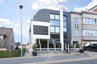 Geen klassiek horecapand, maar een veelzijdig investeringsgebouw met uitzonderlijk potentieel. Deze eigendom combineert een ruime commerciële gelijkvloerse verdieping, twee appartementen en drie garages op een strategische centrumlocatie. Ideaal voor ondernemers die wonen en werken willen combineren of voor investeerders die inzetten op een mix van huurinkomsten en langetermijnwaardegroei.<br />Het is m.a.w. een zeldzaam gemengd patrimonium met meerdere inkomsten- en exploitatiemogelijkheden.<br /><br />Dit uitstekend gelegen investeringspand, bestaande uit een <br />- multifunctioneal pand, bestaande uit een gelijkvloers niveau (met terras) en een praktische "kelder"verdieping (achteraan inkom op maaiveldniveau)<br />[De onderste verdieping beschikt op vandaag over een zaal van meer dan 65 m² en een aansluitende binnenkoer, berging, en de sanitaire cellen. De bovenste verdieping beschikt over meer dan 130 m² (naast het terras, ...). ]<br />- appartement op de eerste en tweede verdieping; <br />- drie garages;<br />- buitenruimte; <br />- ...