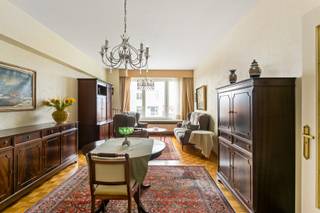 <p>Dit appartement bevindt zich in ‘t geliefde Antwerpen, omringd door trendy hotspots, gezellige koffiebars en lokale adresjes zoals Bar Chapel, hier valt altijd wel iets nieuws te ontdekken! Ook het Centraal station, de Meir en het Stadspark liggen slechts op een fietsafstand waardoor je hier écht leeft op het ritme van de stad.</p>
<p>Van zodra je het appartement binnenstapt, springt het authentieke karakter meteen in het oog. Het origineel blokparket, een karaktervolle sierhaard en een prachtige tussendeur met glas-in-lood geven de leefruimte meteen een unieke warme uitstraling. Aangrenzend bevindt zich de hedendaagse keuken, praktisch ingericht met het oog op comfort en voorzien van toegang tot een knus terrasje.</p>
<p>Verder beschikt het appartement nog over 2 slaapkamers (12 m² & 7 m²) en een badkamer met een douche in zitbad en een lavabo in meubel, optimaal voorzien van kastruimte. Het toilet is apart.</p>
<p>Als kers op de taart stap je vanuit de masterbedroom zo het terras van 4 m² op, waar je met zicht op het Centraal Station letterlijk wakker wordt met de stad aan jouw voeten.</p>
<p>Kortom, een appartement boordevol mogelijkheden met een flinke dosis eigenheid. Creëer jij hier jouw nieuwe thuis?</p>
<p><strong>Maandelijkse kosten </strong>in aanvraag.</p>
<p><strong>Technische gegevens: Lift aanwezig! </strong>Centrale verwarming op gas (collectief), dubbele beglazing in hout en HR-beglazing in PVC, geïsoleerd dak.</p>
<p><strong>Stedenbouwkundige inlichtingen en bodemattest aanwezig. Niet-asbestveilig. Bevindt zich niet in een risicozone voor overstromingen (P- en G-score B). Renovatieverplichting niet van toepassing.</strong></p>