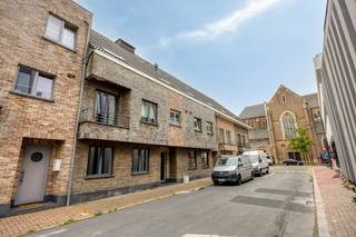 Op een rustige en aangename locatie in Kampenhout bevindt zich dit instapklare gelijkvloers appartement met 2 slaapkamers, gelegen in een verzorgd gebouw uit 2010. Het appartement verkeert in een uitstekende staat en is ideaal voor wie op zoek is naar comfort, een praktische indeling en een aangename buitenruimte.<br /><br />Bij het betreden van het appartement kom je terecht in de inkomhal, die toegang biedt tot de verschillende leefruimtes. De lichtrijke woonkamer sluit aan op de volledig ingerichte keuken en vormt een aangename leefruimte. <br /><br />Verder beschikt het appartement over een apart toilet, een badkamer met ligbad, een praktische berging en twee volwaardige slaapkamers.<br /><br />Een bijkomend voordeel is dat zowel een privatieve staanplaats als een kelderberging inbegrepen zijn in de verkoopprijs.<br /><br />Indeling:<br />- Inkomhal<br />- Woonkamer<br />- Keuken<br />- 2 slaapkamers<br />- Badkamer met ligbad<br />- Apart toilet<br />- Berging<br />- Groot terras achteraan<br />- Staanplaats<br />- Kelderberging<br /><br />Interesse? Neem dan nu contact met ons op om een afspraak in te plannen!<br /><br />Bestuursmaatregelen in het maatregelenregister: nee