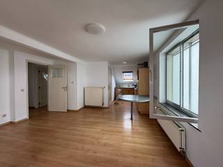 <strong>TE HUUR -</strong> <strong>Bureel</strong> - contract GEMEEN RECHT (geen hoofdverblijfplaats) - gelegen op de eerste verdieping en bestaande uit 3 aparte kamers, een grote centrale ruimte met keuken, aparte berging en badkamer met wastafel, meubel, ligbad met douchekraan en wc. 8 staanplaatsen op de parking. Gelegen in centrum Eizeringen, op het "Nelleken". Te gebruiken als bureel of kantoor.<br />Contract volgens gemeen recht - geen woninghuur.<br />Huurprijs per maand: 890euro. Interesse: mail naar info@dehenauvastgoed.be of bel naar 0473 36 48 23 voor een bezoek ter plaatse. 