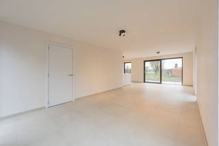 Centraal gelegen, open bebouwing met moderne look en feel op ideaal perceel (646 m²) in Beernem. Vlakbij het centrum en zeer vlotte verbinding...