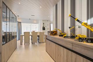 Deze verzorgde, goed onderhouden gezinswoning ligt in een residentiële wijk, op een boogscheut van de zeedijk en het strand van...