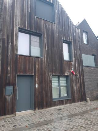 Deze BEN-woning beschikt op t gelijkvloers over een lichtrijke leefruimte met open keuken (volledig ingericht met toestellen), met zicht op de aangename tuin met ruim zonneterras. Eveneens : stijlvolle inkom en afzonderlijk toilet.<br />Via de tuin bereik je de privatieve, dubbele car-port (met fietsenberging).<br />De eerste verdieping biedt plaats aan 3 slaapkamers, 2 badkamers en afzonderlijk toilet.<br />Op de tweede verdieping is eveneens een multifunctionele ruimte (4de slaapkamer ?) en een technische ruimte (met extra stockagemogelijkheden) aanwezig.<br /><br />Constructie volgens MLT (multi layered timber).<br />Zonnepanelen aanwezig. Beneden, en aan de slaapkamers, is er zonnewering..<br />Kortom : eveneens een technische topper.<br /><br />Ligging is uitzonderlijk : bijzonder rustig (doodlopend straatje aan jachthaven) én toch nabij centrum.