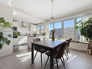 Op een aangename locatie in het hart van Edegem vinden we dit verzorgd appartement op de eerste verdieping, ideaal voor wie comfortabel wil wonen met alle dagelijkse voorzieningen binnen handbereik.<br /><br />Het appartement beschikt over een aangename leefruimte met een mooie, volledig ingerichte keuken die een praktische en moderne uitstraling combineert met voldoende werk- en opbergruimte.<br /><br />Daarnaast zijn er twee slaapkamers, waardoor het appartement zowel geschikt is voor een koppel, een klein gezin als voor wie een extra kamer wenst als bureau of hobbyruimte.<br /><br />Ook de verzorgde badkamer draagt bij aan het aangename wooncomfort.<br /><br />Een absolute troef is het terras, een fijne plek om rustig van de buitenlucht te genieten en het appartement extra leefruimte te geven.<br /><br />De ligging is bijzonder interessant. De Oude Godstraat bevindt zich in de centrumomgeving van Edegem, waardoor winkels, scholen, horeca en dagelijkse voorzieningen vlot bereikbaar zijn. Ook voor wie zich met de fiets of het openbaar vervoer verplaatst, is dit een praktische uitvalsbasis. Edegem beschikt over verschillende busverbindingen en via de fietsostrade zijn onder meer Antwerpen, Mechelen en Lier vlot bereikbaar.<br /><br /><br />EPC :  88 kWh/m<sup>2</sup> (Label A)<br />Stedenbouwkundige inlichtingen in aanvraag<br />Waterinfo : P-Score = D, G-Score = D<br /><br />Dit is niet wat je zoekt ? Al gehoord van AANKOOPBEGELEIDING ?   Wij zoeken, bezoeken en onderhandelen mee met jou voor eigendommen die worden aangeboden door particulieren, andere makelaars of eigendommen die zelfs (nog) niet te koop staan?<br />Vraag meer informatie over aankoopbegeleiding via welkom@dehuisleverancier.be of 0489/069.000<br /><br />de Huisleverancier : Persoonlijk, voor iedereen Service, Kwaliteit en Vertrouwen !