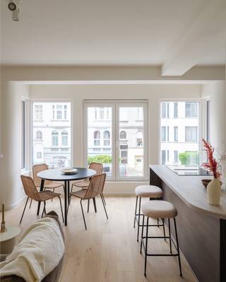 Op een uitstekende locatie in de Victor Braeckmanlaan te Sint-Amandsberg bevindt zich dit recent gerenoveerde appartement van ca. 60 m². Het is gelegen op de eerste verdieping van een kleinschalige residentie met slechts drie entiteiten. Deze ligging vormt ongetwijfeld één van de grootste troeven. Dankzij de vlotte verbinding naar het centrum van Gent, de nabijheid van belangrijke invalswegen en de uitstekende bereikbaarheid met het openbaar vervoer geniet u hier van een optimale mobiliteit. Daarnaast bevinden winkels, scholen, sport- en recreatiefaciliteiten zich op korte afstand, waardoor u alle dagelijkse voorzieningen binnen handbereik heeft.
Dit instapklare appartement combineert een hedendaagse afwerking met een praktische indeling, veel natuurlijke lichtinval en een energiezuinig karakter.
Bij het betreden van het appartement komt u terecht in een sfeervolle en bijzonder lichtrijke leefruimte, waar de grote raampartijen zorgen voor een aangename woonbeleving en een overvloed aan natuurlijk daglicht. Aansluitend bevinden zich de eethoek en de open keuken met kookeiland. Deze werd afgewerkt in een hedendaagse stijl en is volledig uitgerust met alle nodige inbouwtoestellen, waardoor comfort en functionaliteit perfect samenkomen.
Verder beschikt het appartement over een afzonderlijk gastentoilet en een smaakvol ingerichte badkamer, voorzien van een lavabo, een inloopdouche en een aansluiting voor een wasmachine. Er zijn twee slaapkamers aanwezig, waarvan één iets compacter en ideaal als kinder-, logeer- of bureauruimte. De ruime master bedroom biedt rechtstreeks toegang tot het aangename terras, waar u in alle rust kan genieten.
In de kelder beschikt elk appartement over een eigen privatieve bergruimte, wat zorgt voor extra opbergmogelijkheden. Dankzij de recente renovatie, de gunstige EPC-score, de lichtrijke ruimtes, de kwalitatieve afwerking en de uitstekende ligging vormt dit appartement een ideale opportuniteit voor zowel eigen bewoning als investering.
Bent u op zoek naar een instapklare woonst waar comfort, energiezuinigheid en bereikbaarheid centraal staan, dan is dit appartement in Sint-Amandsberg absoluut een bezoek waard.