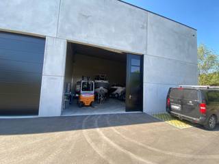 Deze magazijnruimte van 144 m² in Kruibeke is strategisch gelegen nabij de E17 en E34, waardoor Brussel, Antwerpen en Gent snel bereikbaar zijn...