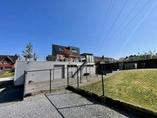 Aan de Steenberg in Hasselt vindt u deze halfopen bebouwing met tal van mogelijkheden. Het gelijkvloers met een oppervlakte van 178m2 is...