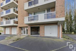 Prachtig gelegen en ruim appartement met garage te koop in Ieper, ideaal voor eigen bewoning of investering.Dit appartement is als volgt ingedeeld: Leefruimte met grote raampartijen die uitkijken op een zuid-west gericht terras. De keuken is volledig uitgerust en heeft een praktische indeling, met aanvullend een ruime opbergruimte. De badkamer is uitgerust met een douche in bad en een wastafel. In de centrale hal vinden we een apart toilet en toegang tot de slaapkamers. Er zijn 3 slaapkamers aanwezig, waarvan één toegang heeft tot een apart terras aan de achterzijde van het gebouw. Op het gelijkvloers vinden we een privé garage die uitkomt aan de voorkant van het gebouw en in de kelderverdieping vinden we een kelderberging.Het appartement ligt in een rustige, goed bereikbare buurt met gemakkelijke toegang tot winkels, scholen, openbaar vervoer en recreatiemogelijkheden.Extra's:* EPC-F: Na het plaatsen van lucht-luchtwarmtepomp stijgt het EPC-label naar B* Eigen garage* Elektrische verwarming* Centrale ligging in IeperDit pand kan onderhevig zijn aan de renovatieverplichting die door de Vlaamse overheid wordt opgelegd voor residentiële gebouwen.Consulteer voor meer informatie de website van het Vlaams Energie- en Klimaatagentschap via https://www.vlaanderen.be/een-woning-kopen/renovatieverplichting-voor-residentiele-gebouwen-vanaf-2023.