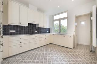 UCCLE, idéalement situé entre Montjoie et le Bois de la Cambre, sis au 4e étage d’un petit immeuble, nous vous présentons ce magnifique appartement au caractère préservé de ± 120m² en parfait état général. Ascenseur, double vitrage et chauffage collectif au gaz. Electricité conforme. <br />
<p><u>4e étage</u> : Appt "Lot 5"</p>
<ul>
<li>Grand hall d'entrée avec vestiaire</li>
<li>Lumineux living de ± 41m²</li>
<li>Cuisine de ± 15m super équipée avec coin buanderie et accès à la terrasse</li>
<li>Chambre 1 de ± 18m² avec accès à la terrasse</li>
<li>Chambre 2 de ± 13m²</li>
<li>Salle de bains avec double lavabos</li>
</ul>
Cave n° 5