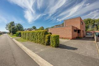 <p><strong>INDELING<br /></strong><span>Deze aangename woning combineert een praktische indeling met veel licht en ruimte. Dankzij de aanwezigheid van een slaapkamer en badkamer op het gelijkvloers is de woning bovendien geschikt voor wie comfortabel en toekomstgericht wil wonen.</span></p>
<p><span>Bij het binnenkomen wordt u verwelkomd in een </span><strong><span>lichtrijke leefruimte</span></strong><span>, uitgerust met mooie open haard, die mooi aansluit op de open keuken en zicht op de tuin. De keuken vormt het hart van de woning en biedt een fijne verbinding met de leefruimte. Aan de zij-ingang bevindt zich een </span><strong><span>praktische wasplaats</span></strong><span>, ideaal voor het dagelijkse gemak. De woning beschikt daarnaast over een <strong>praktische voorraadkelder</strong>.</span></p>
<p><span>Verder beschikt het gelijkvloers over een </span><strong><span>slaapkamer</span></strong><span>, een </span><strong><span>badkamer met zowel douche als bad</span></strong><span>, een aparte </span><strong><span>bureauruimte</span></strong><span> en een praktische </span><strong><span>hobbyhoek</span></strong><span>. </span></p>
<p><span>Op de eerste verdieping bevinden zich nog </span><strong><span>twee slaapkamers</span></strong><span> en een tweede badkamer met douche.</span></p>
<p><span>Ook buiten heeft deze woning heel wat te bieden. De </span><strong><span>mooie, noordwest georiënteerde tuin</span></strong><span> vormt een aangename plek om te genieten van de buitenlucht. Rechts op het perceel bevindt zich bovendien een </span><strong><span>aparte garage met werkplaats van 52m²</span></strong><span>, handig voor het stallen van een wagen, fietsen of extra bergruimte. Voorraan zijn er ruime parkeerplaatsen.<br /></span></p>
<p><strong><span>Een veelzijdige woning met een aangename tuin, drie slaapkamers en heel wat praktische troeven – zeker een bezoek waard!<br /><br />BIJZONDERHEDEN<br /></span></strong>Op het vlak van comfort is de woning uitgerust met verwarming op aardgas, vloerverwarming op het gelijkvloers en radiatoren op de verdieping. De leefruimte werd recent voorzien van airconditioning, terwijl een ventilatiesysteem zorgt voor een aangenaam binnenklimaat.<strong><span><br /><br />POSITIEVE ASPECTEN<br /></span></strong>Mooi perceel<br />Gunstige woonligging<br />Veel natuurlijke lichtinval<br />Hedendaags comfort<br />Goed onderhouden woning<br />Ruime garage</p>