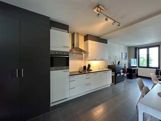 <p><span>Gemeubeld appartement in rustig straatje naast de trendy Kammenstraat</span></p>
<p><span> </span></p>
<p><span>Indeling: Leefruimte heeft een zithoek en een grote eettafel. De open volledig geïnstalleerde keuken is voorzien van kookplaat, oven, microgolfoven, vaatwasmachine en koelkast met vriesvak. De rustige slaapkamer ligt aan de achterzijde. De badkamer is voorzien van een douche, wastafelmeubel en toilet. Verder is de wasmachine weggeborgen in een kast.</span></p>
<p><span> </span></p>
<p><span>Bijzonderheden:</span></p>
<ul>
<li><span>Dit appartement kan via een vennootschap gehuurd worden</span></li>
<li><span>Het appartement is instapklaar en voorzien van alle benodigdheden</span></li>
<li><span>Mogelijkheid tot het huren van een garage in het gebouw aan 150€/maand</span></li>
<li><span>Het appartement is rustig gelegen en toch in het bruisende hart van de stad</span></li>
<li><span>1-jaarcontract mogelijk</span></li>
</ul>