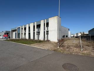 Samenvatting: * Perceel van ± 20 are * Bedrijfshal ± 700 m² met ±6 meter vrije hoogte * Atelier/opslagruimte ± 60 m² (hoogte ca. 3m10) * Uitgeruste...