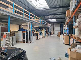 Recent magazijn van ca. 456 m² te huur in Roeselare/Beveren. Specificaties:- 456m²- polybetonvloer- 2 automatische sectionaal poorten: 4mBx4,1mH...