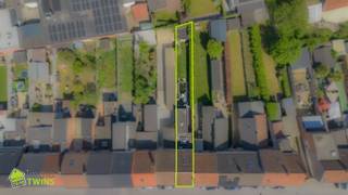 <p><span>Charmante starters- en gezinswoning met tuin in Hamme </span></p><p><span> </span></p><p><span>Deze eigendom is gelegen in de rustige omgeving van Hamme en bevindt zich op enkele minuten van het centrum, openbaar vervoer en allerlei handelszaken. </span></p><p><span>Deze gezinswoning is gebouwd in het jaar </span><span>1935</span><span> en werd in </span><span>2007</span><span> grondig gerenoveerd. De woning is gelegen op een gezellig perceel van </span><span>1a 55ca </span><span>en heeft een bruikbare vloeroppervlakte van </span><span>96</span><span> </span><span>m².  </span><span>Deze woning biedt een comfortabele leefruimte en is ideaal voor gezinnen die opzoek zijn naar een aangename woonomgeving. </span></p><p><span> </span></p><p><span>Als Indeling</span><span>:</span><span> op het </span><span>gelijkvloers</span><span> bevindt zich een ruime en lichtrijke woonkamer met aansluitend een volledig uitgeruste open keuken, badkamer voorzien van inloopdouche, een toilet en een badkamermeubel. Alsook is er een ruime berging die uitgeeft op het terras en de volledig afgesloten, zonnige tuin met visvijver. </span></p><p><span> </span></p><p><span>Op de </span><span>eerste</span><span> </span><span>verdieping</span><span> hebben we een nachthal met toegang naar de 2 slaapkamers. In éen van de slaapkamers bevindt er zich een mezzanine die momenteel is ingericht als bureauruimte. </span></p><p><span> </span></p><p><span>De verwarming is voorzien via CV op aardgas met een condensatie ketel (CE “HR-Top”) maar ook via een </span><span>recent </span><span>geplaatste warmtepomp (lucht/lucht) | elektriciteit volledig </span><span>CONFORM</span><span> volgens het </span><span>AREI </span><span>| ramen in pvc/alu met </span><span>dubbel</span><span> </span><span>glas</span><span> |</span><span> </span><span>deze woning heeft een mooie energiewaarde van </span><span>209 kwh/m² </span><span>en een </span><span>LABEL C </span><span>waardoor u kan genieten van een laag energieverbruik en ook </span><span>GEEN renovatieplicht</span><span> hebt in deze woning | de woning is ook </span><span>asbestveilig.</span></p><p><span> </span></p><p><span>Aankoop reeds mogelijk met 2 % registratierechten voor eigen bewoning.</span></p><p><span>Voor meer info of een bezoek: </span><span><span>info@immotwins.be</span></span><span> - 052/55.55.55. Maak uw afspraak T. 052 55 55 55 - <span>info@immotiwns.be</span></span><span> - <span>www.immotwins.be</span></span><span> </span></p><p><span> </span></p>