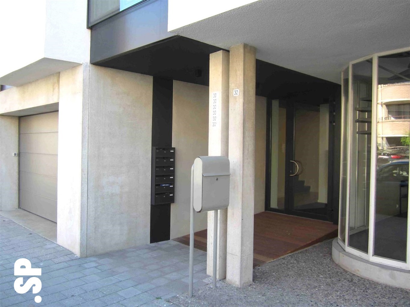 Centraal gelegen, instapklare studio met terras en privatieve autostaanplaats.  - foto 2