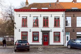 Bright duplex apartment for rent in Bruges.The layout is as follows:Floor 1: entrance hall with separate guest toilet - spacious living room - fully...