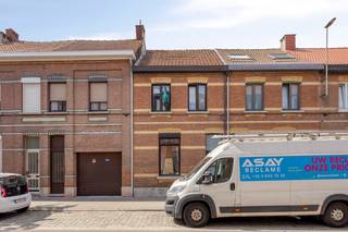 Op een aangename locatie in Hoboken, aan de Draaiboomstraat 76, bevindt zich deze verzorgde en doorheen de jaren vernieuwde eengezinswoning met drie slaapkamers en een ruime tuin. De ligging is bijzonder praktisch, met winkels en dagelijkse voorzieningen in de nabije omgeving. Ook het groene karakter van Hoboken vormt een mooie troef. Het Sorghvliedtpark, het stadspark van Hoboken met uitgestrekte grasvelden, wandelpaden en vijvers, bevindt zich in de omgeving. Daarnaast zijn ook andere groenzones en de Hobokense Polder vlot bereikbaar voor wie graag wandelt, fietst of ontspant in de natuur. <br /><br />We betreden de woning via de inkomhal, voorzien van een praktische vestiaire en een vaste trap naar de verdiepingen. Aansluitend bevindt zich de gezellige leefruimte met voldoende plaats voor zowel een zit- als eethoek. De volledig geïnstalleerde keuken beschikt over een vaatwasmachine, koelkast, kookplaat, wastafel met kraan en voldoende opberg- en werkruimte. Bovendien is er plaats voor een ontbijttafel, wat de keuken tot een aangename en functionele leefruimte maakt. Achteraan de woning bevindt zich de badkamer, ingericht met een douche, toilet en badkamermeubel. Hier werd eveneens de condensatieketel en de aansluitingen van de wasmachine ondergebracht. De badkamer dient nog afgewerkt te worden waaronder het plaatsen van het plafond. Vanuit het gelijkvloers krijgt u toegang tot de ruime tuin met aangelegd terras en tuinhuis. Dankzij de mooie buitenruimte is er volop plaats om te ontspannen, te spelen of gezellig te tafelen tijdens de warmere maanden.<br /><br />Op de eerste verdieping bevinden zich twee ruime slaapkamers en een afzonderlijk toilet. De zolderverdieping werd eveneens optimaal benut en biedt nog een derde slaapkamer.<br /><br />Ook op technisch vlak heeft deze woning heel wat te bieden. De leidingen voor sanitair en verwarming werden aangepakt. De elektrische installatie is conform het AREI, zowel het hoofddak als het platte dak werden geïsoleerd en alle ramen zijn voorzien van dubbele beglazing.<br /><br />Een verzorgde gezinswoning met drie slaapkamers, een ruime tuin en belangrijke technische renovaties op een aangename locatie in Hoboken.