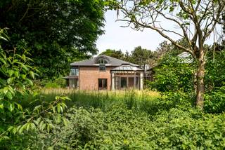 Deze unieke villa is gelegen op een ruime perceel van maar liefst 4.435 m² in het rustige Dessel en biedt de perfecte balans tussen ruimte en rustige omgeving. Met zijn doordachte indeling is deze woning ideaal voor gezinnen die op zoek zijn naar veel ruimte, zowel binnen als buiten.<br /><br />Deze woning combineert ruimte, stijl en privacy!<br /><br />Gelijkvloers: <br />Bij binnenkomst in de woning komt u direct in de inkomhal met een gastentoilet. De inkomhal geeft toegang tot een bureau/kantoorruimte, perfect voor thuiswerken of als ontspanningsruimte. De open leefruimte is een waar middelpunt van de woning, met een gezellige zithoek en een ruime eethoek. Dankzij de grote ramen geniet u hier van veel natuurlijk licht, wat een aangename, luchtige sfeer creëert. De open keuken is volledig uitgerust en biedt alles wat u nodig heeft om heerlijke maaltijden te bereiden. Aangrenzend vindt u een praktische koele berging en een tuinkamer die uitkijkt op de grote tuin.<br /><br />Verder op het gelijkvloers bevindt zich een comfortabele slaapkamer, ideaal voor wie gelijkvloers wil slapen, en een ingerichte badkamer. Een aparte wasplaats biedt extra functionaliteit, en de dubbele inpandige garage biedt plaats aan twee voertuigen en biedt extra bergruimte.<br /><br />Verdieping: <br />Op de bovenverdieping vindt u een grote polyvalente ruimte die kan dienen als speelkamer, hobbyruimte of zelfs een tweede woonkamer. De verdieping biedt verder drie ruime slaapkamers, elk met voldoende ruimte en daglicht. Deze kamers kunnen naar wens ingericht worden, van kinderkamers tot logeerkamers of een aparte dressing.<br /><br />Kelder: <br />De woning is volledig onderkelderd, wat een enorme meerwaarde biedt in termen van opslag en ruimte. Of u nu een wijnkelder, een hobbyruimte of extra bergruimte wenst, de kelder biedt talloze mogelijkheden. Hier is tevens een extra garage voorzien.<br /><br />Tuin en omgeving: <br />De villa is omgeven door een ruime tuin met volop mogelijkheden voor buitenactiviteiten, ontspanning of zelfs het aanleggen van een moestuin. De rustige ligging in Dessel biedt veel privacy, maar toch bent u op korte afstand van alle nodige voorzieningen en belangrijke verbindingswegen.<br /><br />Bijzonderheden<br />-Gunstig EPC<br />-Mooie en rustige omgeving<br />- Op de verdieping zijn er in één van de kamers voorzieningen getroffen voor het inrichten van een 2de badkamer<br />- Zeer gunstige EPC score (B-klasse)