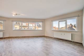  Appartement agréable avec garage dans le centre de WemmelLe hall d'entrée donne accès à un beau salon lumineux avec de grandes baies vitrées, suivi...