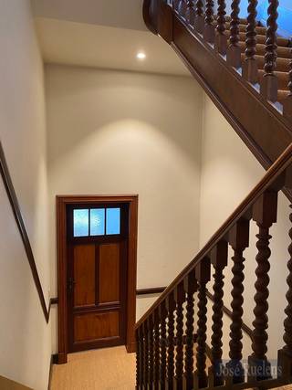 Trendy bemeubelde studio in herenhuis op de Leuvense Vest.<br /><br />Deze studio is in uitstekende staat, bij de renovatie werd rekening gehouden van het karakter van het pand. Dat betekend dat er mooie parketvloeren en hoge plafonds zijn.<br /><br />In de studio is er een badkamer met douche en enkele lavabo in meubeltje en toilet. Verder is er een aangename leef-en slaapruimte waarin een kitchentte is geïnstalleerd. Deze studio is achteraan gelegen en geeft dus heel wat rust en veel lichtinval.<br /><br />De huurprijs bedraagt 790 euro + een forfait van 140 euro voor al het verbruik. Jaarlijks wordt er een bijkomende kost gevraagd van 750 euro voor high speed internet, brandverzekering, onderhoud gemeenschappelijke delen,...<br /><br />De studio is onmiddellijk beschikbaar.<br /><br />Bent u op zoek naar een knusse entiteit aan het station en op wandelafstand van KULeuven-faculteiten, IMEC (vlot bereikbaar met het openbaar vervoer), supermarkten en het gezellige stadscentrum van Leuven.