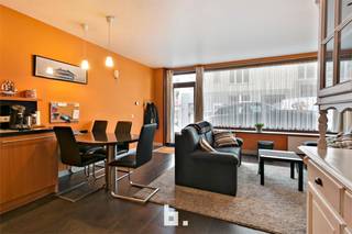 Instapklaar gelijkvloers appartement vlak tegen de zeedijk te Oostende (Mariakerke) met inkom, ruime living met open keuken, badkamler...