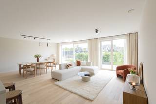 Welkom in residentie Rembrandt, waar je elke dag geniet van het leven. Dit instapklare appartement werd dan ook tot in de puntjes afgewerkt en is volledig instapklaar. Een zorgeloze verhuis verzekerd en dat meteen bij akte!<br /><br />Dit appartement telt 2 slaapkamers, een ruime badkamer, een perfect uitgeruste keuken met eiland en riant zuidgericht terras van 18m²  met zicht op de prachtige binnentuin.<br />Dit appartement is beschikbaar aan 6% btw, zowel als investering als eigen bewoning. Dit betekent een voordeel van minstens €40.700 op jouw aankoop!<br /><br />Klinkt dit helemaal als jouw ding? Het appartement kan vrij bezocht worden. Een afspraak inplannen kan eenvoudig via <u>verkoop@steenoven.be</u> of 051 26 84 00