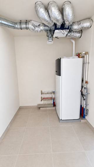 <div><strong>Appartement 0.01 – Instapklaar gelijkvloers wonen in Klaverstuk 24</strong></div>
<br />Ontdek dit prachtige gelijkvloerse appartement in het exclusieve nieuwbouwproject Klaverstuk 24 te Zedelgem.<br /><br />Met een slimme indeling, hoogwaardige afwerking en een ideale ligging is dit appartement dé perfecte thuisbasis.
<h4><br /><strong>K<strong>enmerken van appartement 0.01</strong></strong></h4>
<ul>
<li>* <strong>Bewoonbare oppervlakte:</strong> 86 m²</li>
<li>* <strong>Ruime inkomhal</strong> met vestiaire en apart gastentoilet.</li>
<li>* <strong>2 slaapkamers</strong>: ideaal voor gezinnen, koppels of als extra werkruimte.</li>
<li>* Stijlvolle badkamer met <strong>dubbel meubel, inloopdouche en bad</strong>.</li>
<li>* <strong>Lichtrijke leefruimte</strong> dankzij grote raampartijen, verbonden met een moderne open keuken.</li>
<li>* Een <strong>gezellig terras </strong>van 6 m², perfect om buiten te ontspannen.</li>
<li>* Inclusief <strong>ondergrondse parkeerplaats </strong>en <strong>fietsenberging</strong>.</li>
</ul>
<h4><strong>Duurzaam en instapklaar</strong></h4>
Dit appartement is voorzien van:
<ul>
<li>* Vloerverwarming voor een optimaal wooncomfort.</li>
<li>* Een warmtepomp en zonnepanelen voor duurzame en energiezuinige oplossingen.</li>
<li>* Een uitzonderlijk laag E-peil van 30, waardoor u geniet van vrijstelling van de onroerende voorheffing.</li>
</ul>
<h4><strong>Toplocatie in Zedelgem</strong></h4>
Wonen in <strong>Klaverstuk 24</strong> betekent genieten van een rustige omgeving met een vlotte verbinding naar winkels, scholen en openbaar vervoer.<br /><br />Grijp deze kans om te wonen in een appartement dat stijl, comfort en duurzaamheid combineert.<br />Contacteer ons vandaag voor meer informatie of een bezoek.<br /><br /><strong>Uw nieuwe thuis wacht op u!</strong><br /><br /><strong>051 21 11 11 of matias@imfiro.be</strong>