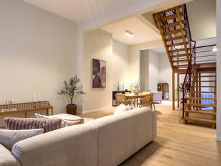 Si vous voulez plus information, contactez Anne De Block OC Vastgoed: 0471 38 00 36 où anne@ocvastgoed.be<br /><br />Adresse prestigieuse dans l’un des quartiers les plus recherchés de la capitale : cet appartement se situe au coeur de Bruxelles, dans une rue calme, à deux pas<br />du Palais Royal et du Boulevard de Waterloo.<br />Il offre une qualité de vie incomparable, où restaurants gastronomiques, cinémas, théâtres et boutiques de luxe sont accessibles en quelques minutes à pied.<br />Idéal pour y vivre en couple, en famille, en colocation. L'appartement est libre DIRECTEMENT, c’est également intéressant pour un investisseur qui ne souhaite pas occuper le bien immédiatement.<br /><br />Données technique: chauffage central au gaz et double vitrage.<br />Chambres: 16,2m² / 15,6m² / 17,7m²<br />Deux chambres disposent d'une salle de bains ensuite. <br /><br />Possible d'achter une place parking €28.500.<br /><br />EPB C- / Surface brute 169m²  