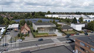 De voormalige thuisbasis van Dovy Keukens maakt plaats voor een nieuw te bouwen casco handelsruimte/showroom/kantoren met 19 parkeerplaatsen. Fantastisch gelegen langs de commerciële Meensesteenweg in Roeselare.<br /><br />Dit commercieel gebouw beschikt over een open ruimte met een vrije hoogte van 4,70 m en grote glaspartijen aan de voorzijde en zijkant voor een zeer goede visibiliteit. Aan de achterzijde is een sectionale poort voorzien van 4 m B x 4 m H. Dankzij de casco-oplevering heeft u de flexibiliteit om de ruimte volledig aan te passen aan uw specifiek wensen en behoeften. Tevens beschikt het bedrijfsgebouw over 19 parkeerplaatsen en een aangelegde groenzone.<br /><br />Dankzij de strategische ligging nabij de E403 afrit 6 (Roeselare-Rumbeke) geniet u van een uitstekende bereikbaarheid.<br /><br />Beschikbaar vanaf <strong>Q1 2027</strong>.<br /><br />Contacteer <strong>PANORAMA B2B</strong> voor bijkomende inlichtingen of een vrijblijvend plaatsbezoek<strong> 050 300 800</strong>.