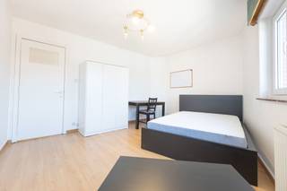 <p>HUIZIGE WOONGEMEENSCHAP – stel je een huis voor dat is ontworpen om comfort, gezelligheid en onafhankelijkheid te combineren. Of je nu student bent, net bent begonnen met werken of gewoon op zoek bent naar een aangename leefomgeving, dit huis biedt je een ideale balans tussen privéruimtes en momenten om samen te zijn. Je vindt er <b>5 privékamers,</b> <b>2 zelfstandige studio’s </b>en<b>een atelier</b>, waardoor iedereen zijn privacy kan behouden en tegelijkertijd kan genieten van een gezellige sfeer. Het hart van het huis draait om ruime gemeenschappelijke ruimtes: een grote woon-/eetkamer van 32 m², een volledig uitgeruste keuken (oven, kookplaat, afzuigkap, koelkast, magnetron en vaatwasser), een prachtig terras van ± 35 m² op het zuiden en twee gemeenschappelijke badkamers voor de bewoners van de vijf slaapkamers.</p>
<p></p>
<p>Extra troef: op de begane grond bevindt zich een werkplaats van ±130 m², die eveneens te huur wordt aangeboden. Een multifunctionele ruimte die talrijke mogelijkheden biedt voor een professionele activiteit of opslag. Een zeldzame kans die gedeeld wonen en professionele ruimte onder één dak combineert. EPC: G</p>
<p></p>
<p>Op de begane grond:</p>
<p>- <b>Ruime werkplaats/opslagruimte van ±130 m²</b> met bijgebouw, doucheruimte en toilet - Huurprijs: 1.200 € + 150 € forfaitaire kosten</p>
<p></p>
<p>Op de 1e verdieping:</p>
<p>- <b>Slaapkamer 1</b> van ±12 m² (uitkomend op de woonkamer) - Huurprijs: 500 € + 100 € forfaitaire kosten</p>
<p></p>
<p>- <b>Slaapkamer 2</b> van ±16 m² (uitkomend op de woonkamer) - Huurprijs: 500 € + 100 € forfaitaire kosten</p>
<p>- <b>Studio 1</b> van ± 41 m² (woonkamer, volledig uitgeruste keuken, douche) - Huurprijs: 750 € + 100 € forfaitaire kosten</p>
<p></p>
<p>Op de 2e verdieping:</p>
<p>- <b>Studio 1</b> van ±32 m² (woonkamer, volledig uitgeruste keuken, douche). Huurprijs: 750 € + 100 € forfaitaire kosten</p>
<p>- <b>Slaapkamer 3</b> van ±18 m² - Huurprijs: 600 € + 100 € forfaitaire kosten</p>
<p>- <b>Slaapkamer 4</b> van ±18 m² - Huurprijs: 600 € + 100 € forfaitaire kosten</p>
<p></p>
<p>Op de 3e verdieping:</p>
<p>- <b>Slaapkamer 5</b> van ± 40 m² (zolderkamer) - Huurprijs: 600 € + 100 € forfaitaire kosten</p>