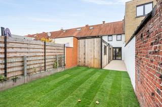 Bent u op zoek naar een energiezuinige instapklare gezinswoning of een slimme investering?<br />Dan is deze volledig gerenoveerde tussenwoning in de stadskern van Roeselare de perfecte keuze!<br />Met alle winkels en scholen op wandel- en fietsafstand biedt deze woning u het ultieme wooncomfort op een gunstige locatie.<br /><br />Bij het betreden van de woning kom je terecht in de inkomhal die meteen een gevoel van welkom uitstraalt. Aansluitend vind je de gezellige zithoek en de lichtrijke leefruimte, waar grote raampartijen zorgen voor een aangename connectie met de tuin.<br />Onder de trap bevindt zich een praktische wasplaats, handig weggewerkt maar makkelijk bereikbaar.<br /><br />De volledig vernieuwde keuken is een echte blikvanger: modern ingericht, voorzien van alle comfort en badend in natuurlijk licht — de perfecte plek voor gezellige kookmomenten en culinaire experimenten.<br />Op het gelijkvloers bevindt zich ook een ruime badkamer met toilet, inloopdouche en enkele wastafel, stijlvol afgewerkt en praktisch ingedeeld.<br /><br />Buiten kan je heerlijk genieten op het gezellige terras in grindsteentjes, omringd door een zonnige tuin met nieuwe grasmatten en achteraan een handig berghok. Hier geniet je van rust, privacy en een onderhoudsvriendelijke buitenruimte — ideaal voor wie houdt van ontspanning in eigen tuin.<br /><br />Op de eerste verdieping treft u een nachthal en 2 volwaardige slaapkamers. Via een vaste trap komt u op de tweede verdieping, waar de derde slaapkamer werd ingericht — ideaal als kinderkamer, hobbyruimte of bureau<br /><br /><strong>Deze energiezuinige woning heeft een EPC van slechts 113 kWh/m², wat resulteert in lage energiekosten.<br />Mits het plaatsen van 6 zonnepanelen van 350 Wp kan deze woning in het bezit komen van een A-Label.</strong><br /><br />Met een bewoonbare oppervlakte van 118 m² combineert deze woning comfort met efficiëntie.<br />Kortom, deze volledig gerenoveerde tussenwoning in het centrum van Roeselare is een betaalbare gezinswoning en/of investeringseigendom met een uitstekende ligging. Mis deze unieke kans niet én ontdek dit pand rechtstreeks van de eigenaar.<br /><br />EPC 113 kWh/m2 (B-Label) UC3711405<br /><br />+ Volledig gerenoveerd met aandacht voor duurzaamheid<br />+ Centrumgerichte ligging<br />+ Kwalitatieve materialen<br />+ Energiezuinig <br />+ Betaalbare gezinswoning<br /><br />KOOP DEZE TOPPER RECHTSTREEKS VAN DE EIGENAARS!<br /><br />0488/28.69.46 - ikiplan@proton.me<br /><br />DEZE WONING WORDT VERKOCHT ZONDER VASTGOEDMAKELAAR!<br /><br />Ook beslist om uw eigendom te verkopen? Bespaar de makelaar dankzij de reeds bewezen succesformule van home2sell.