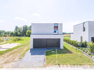 Deze exclusieve eigendom is gelegen in de landelijke en immer rustige deelgemeente Sint-Goriks-Oudenhove, doch het centrum van Zottegem met horeca en winkels, het station, het ziekenhuis,... liggen allen op fietsafstand.<br />De nieuwbouwvilla werd gebouwd op een perceel van 961m² en heeft een prachtig open, groen zicht achteraan op agrarisch gebied. De vermelde vraagprijs omvat de grond met daarop de wind- en waterdicht afgewerkte villa (alle funderingen, metselwerken, dakwerken, buitenschrijnwerken en isolatie). Deze kan optioneel volledig, instapklaar afgewerkt worden volgens de keuzes van de koper zoals vermeld in het lastenboek. Als extra'tje werd reeds een oprit en pad naar de voordeur aangelegd.<br />Indeling: het gelijkvloers bestaat uit een inkomhal met vestiairemogelijkheid en gastentoilet, ruime woonkamer met tevens ruime open keuken voorzien van grote ramen die zorgen voor enorm veel lichtinval en een binnen/buiten gevoel creëren, verder is er een praktische berging en een inpandige garage voor één wagen. De verdieping beschikt over een nachthall, telt drie slaapkamers waarbij de master bedroom voorzien is van een aangrenzende dressingruimte, een badkamer, apart toilet en als laatste nog een berging/technische ruimte/wasplaats.<br />De vraagprijs wordt opgesplitst in een deeltje grondwaarde zijnde 180.000 euro, die onderhevig is aan registratierechten én een deeltje constructiewaarde zijnde 248.696 euro, die onderhevig is aan BTW. Er is een verkooplastenboek en prijslijst met calculatie van de aankoopkosten voorhanden. <br />EXCLUSIEVE NIEUWBOUWVILLA IN OPBOUW MET PRACHTIG VERGEZICHT!!<br />Stedenbouwkundige inlichtingen in aanvraag sinds 16/06. P-score: A, G-score: A, geen risicozone voor overstromingen.<br />U kan de beschikbare attesten bij verkoop downloaden via de website janssens-leroy.be.