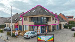 Bij ImmoFusion 7/7 “open huis” : klik op onze 3D-TOUR.<br />Ervaar vastgoed alsof je er zelf doorloopt!<br /><br />Welkom in deze instapklare en verrassend ruime woning gelegen aan de Zolderse Kiezel 81A. <br /><br />Dankzij de aparte ingang geniet u hier van extra privacy en comfort. Bij het binnenkomen valt meteen de grote open leefruimte aan de linkerzijde op, die door haar overvloedige lichtinval een bijzonder aangename woonbeleving biedt. De warme houten vloer in de living versterkt het gezellige karakter van de ruimte, die naadloos overgaat in de recent vers geverfde keuken. <br />Deze is praktisch ingericht en uitgerust met een afwasmachine, wasbak, inductievuur, dampkap en frigo, met bovendien de mogelijkheid om een microgolf of oven in te bouwen. Aan het keukeneiland zijn krukken voorzien, ideaal om comfortabel te ontbijten of gezellig samen te zitten.<br /><br />Achter de keuken bevindt zich een handige berging met alle nodige aansluitingen, waardoor deze perfect kan worden ingericht als wasruimte of voor het plaatsen van een extra frigo of diepvries. Op het gelijkvloers bevindt zich tevens de eerste, bijzonder ruime slaapkamer die dankzij een Velux-raam geniet van aangenaam natuurlijk licht. Verder in de woning vinden we een tweede ruime slaapkamer met een eigen douche en spoelbak, wat zorgt voor extra comfort en privacy.<br />In de hal is er een gastentoilet en ruimte voorzien voor een kapstok.<br /><br />De goed onderhouden badkamer beschikt over een ligbad, een groot meubel met een praktische “hem en haar”-indeling en een tweede toilet. <br /><br />De masterbedroom geniet van een mooie lichtinval door twee Velux-ramen en biedt een aangename en rustgevende sfeer. <br />De vierde slaapkamer is eveneens volwaardig en loopt door naar de zolder, wat bijkomende opbergmogelijkheden creëert. <br /><br />Vanuit de living heeft u toegang tot het balkon, een fijne plek om even tot rust te komen. <br /><br />Bij de woning is bovendien een parkeerplaats inbegrepen.<br /><br />De ligging is een absolute troef: rustig wonen in Tuilt met een vlotte verbinding naar de snelweg en het centrum van Hasselt.<br /><br />Pluspunten:<br />- Aparte ingang met extra privacy<br />- Zeer lichtrijke open leefruimte met warme houten vloer<br />- Volledig uitgeruste keuken met eiland<br />- Vier volwaardige slaapkamers<br />- Balkon en inbegrepen parkeerplaats<br />- Rustige ligging met vlotte bereikbaarheid<br /><br />Voor een bezichtiging ter plaatse of meer info, bel ons op 078/78.78.70, of kom gewoon binnen op ons kantoor, steeds welkom!