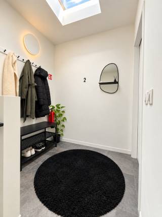 SUPER TOF GEZELLIG TOP RECENT APPARTEMENT MET TOP LIGGING<br /><strong>2 de verd </strong>geen lift <br />Is een residentie van slechts 2 appartementen ( dus geen syndic kosten !!!!)<br />achter een elek bediende poort hebt u de fietsenberging <br />2 de verd : hal,  sfeervolle living met veel lichtaanval met aanpalend een terras, open ingerichte moderne mooie keuken, aparte w.c., ruime berging/wasplaats, slaapkamer met aanpalend een knappe moderne badkamer met inloopdouche <br /><strong>zalig tof appartement zo n appartement waar je opslag een goed gevoel <br />appartement met een leuke vibe <br />kwalitatief volle afwerking </strong><br />energielabel slechts 30 <br />elek conform <br /> 