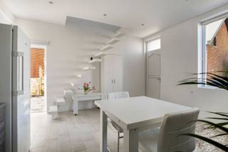 www.ruedescroisons14.beBienvenue au centre d'Amougies, où cette maison rénovée offrant un grand potentiel est à vendre. On entre dans l'agréable pièce à vivre avec cuisine. Au premier étage, on trouve la première chambre avec toilettes séparées et la salle de bains. Les combles ont été aménagés en deuxième chambre à part entière. L'ancienne annexe arrière est déjà prévue pour être entièrement réaménagée et doit encore être finie. Cette maison semi-ouverte dispose d'une grande allée pouvant accueillir plusieurs voitures et d'un grand jardin ensoleillé avec un abri de jardin et un accès à l'arrière. La combinaison idéale entre un logement prêt à emménager et un potentiel d’agrandissement dans un environnement calme et un magnifique jardin. Vous souhaitez voir plus de photos ou organiser une visite ? Contactez Stein au 0468 41 38 48 ou à l’adresse stein@immovercoutere.be