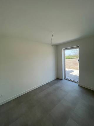 <p>Deze 2 energiezuinige appartementen met 3 slaapkamers maken deel uit van een kleinschalig project met 6 wooneenheden en combineren comfort, ruimte en duurzaamheid. Je woont hier in moderne appartementen of duplexen met een bewoonbare oppervlakte van tot 136 m², telkens voorzien van een ruim privatief terras vanaf tot 24 m².</p><p></p><p>De appartementen zijn uitgerust met zonnepanelen, een warmtepomp en vloerverwarming, wat zorgt voor een aangenaam en energiezuinig woonklimaat. De verwachte EPB-score ligt rond E10.</p><p></p><p>Binnenin geniet je van een volledig uitgeruste keuken en een stijlvolle badkamer met inloopdouche. Elke woonst beschikt bovendien over een eigen parkeerplaats met laadpunt voor een elektrische wagen. Als extra troef is er een gemeenschappelijke groene tuin waar je tot rust komt.</p><p></p><p>Op zoek naar een comfortabel en duurzaam appartement met meerdere slaapkamers en terras? Interesse? Contacteer ons via jan.berge@living-stone.be of telefonisch op 0470/98 02 10.</p>