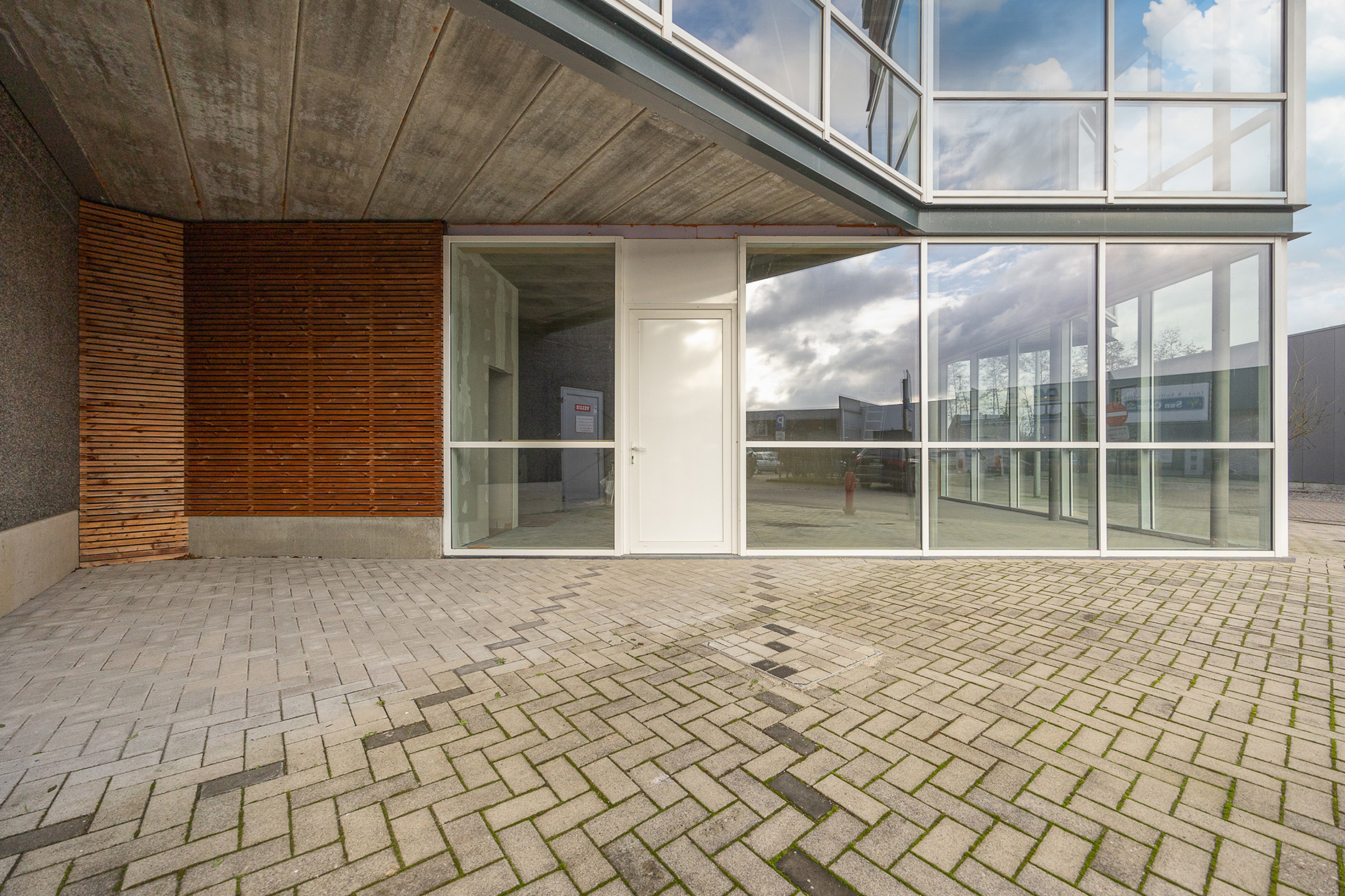 Bedrijfsgebouw te koop:magazijn, showroom, kantoor en woonst - foto 4