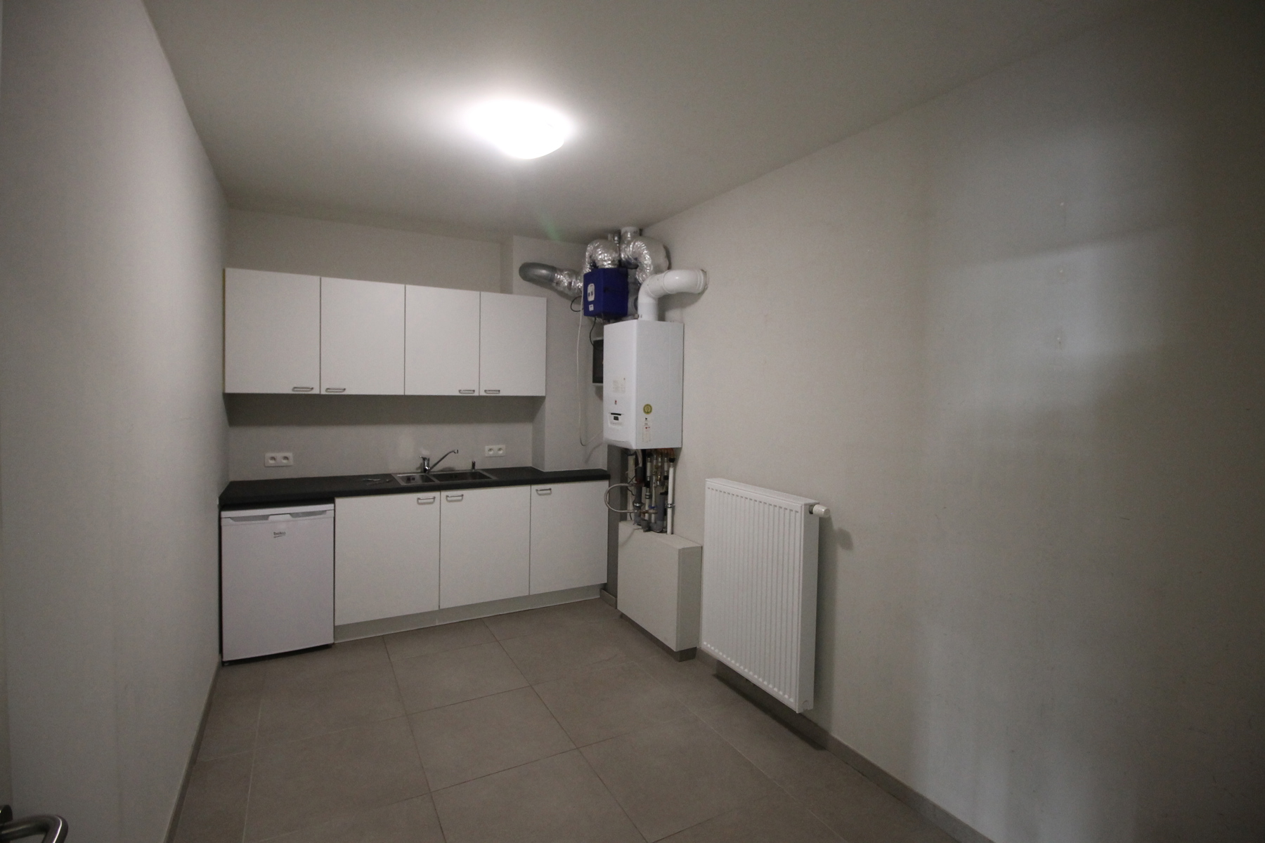 Gelijkvloers handelspand/kantoorruimte met 2 autostaanplaatsen in het centrum van Merksplas. - foto 4