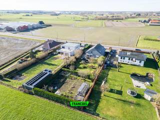 In een rustige, groene omgeving in het charmante en landelijke Zwevezele vindt u deze energiezuinige en bijzonder ruime woning die comfort, licht...