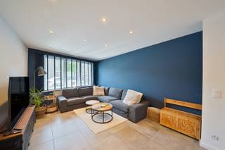 Mooi gerenoveerde woning in het gegeerde Mariakerke met 2 slaapkamers, zonneterras en koer! Deze woning werd recent gerenoveerd en onder meer...