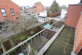 Deze charmante woning is gelegen aan de Brugse vaart Mariakerke in een fietsstraat.Je komt binnen via de inkomhal, die leidt naar de leefruimte met...