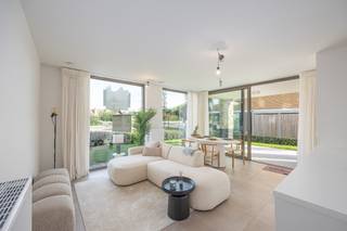 Ontdek dit recent opgeleverde en volledig instapklare nieuwbouwappartement in de stijlvolle <strong>Residentie</strong> <strong>Odrada</strong>, ideaal gelegen aan de Westendelaan in Middelkerke. Dankzij de rustige ligging, op wandelafstand van het strand, het nieuwe casino, winkels, restaurants en openbaar vervoer, geniet u hier van een perfecte combinatie van comfort, rust en een bruisende kustomgeving.<br /><br />Het appartement bevindt zich op het <strong>gelijkvloers</strong> en biedt een bewoonbare oppervlakte van <strong>82m²</strong>. De lichtrijke leefruimte met grote raampartijen sluit naadloos aan op het <strong>terras </strong>, waar u in de avond van de zon kunt genieten.<br /><br />De <strong>volledig uitgeruste open keuken</strong> is afgewerkt met kwalitatieve materialen en voorzien van alle hedendaagse toestellen. Verder beschikt het appartement over <strong>twee</strong> <strong>slaapkamers</strong>, een stijlvolle badkamer met <strong>inloopdouche</strong> <strong>en<strong> </strong>dubbele</strong> <strong>wastafel</strong>, een apart gastentoilet en een twee praktische bergingen.<br /><br />Ook aan extra comfort werd gedacht: bewoners kunnen gebruikmaken van een <strong>gemeenschappelijke fietsenberging</strong> en dankzij het uitstekende <strong>EPC</strong>-<strong>label A</strong> geniet u van een energiezuinige en toekomstgerichte woonst.<br /><br />Dit appartement is niet alleen een <strong>ideale vaste woonst of tweede verblijf</strong> aan zee, maar vormt ook een interessante <strong>vastgoedinvestering</strong>. De verkoop gebeurt onder het 21% btw-stelsel, al kan – mits voldaan aan de wettelijke voorwaarden – ook het <strong>verlaagde btw-tarief van 6%</strong> van toepassing zijn.<br /><br /><u>De aankoop van een ondergrondse staanplaats is verplicht, de aankooprijs hiervan is 36.000,- euro exclusief kosten!</u><br /><br /><strong>Troeven:</strong>
<ul>
<li>Nieuwbouw</li>
<li>Zuidgericht terras met tuin</li>
<li>EPC A</li>
<li>Topligging</li>
<li>6% btw mogelijk</li>
</ul>
Bent u op zoek naar een energiezuinig, kwalitatief afgewerkt nieuwbouwappartement op een toplocatie aan de Belgische kust? Neem vandaag nog contact met ons op voor een bezoek en ontdek zelf alles wat dit prachtige appartement te bieden heeft.
